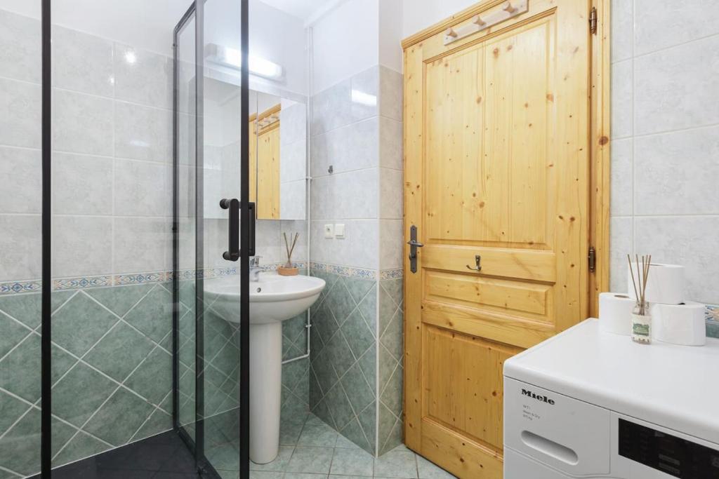Conseil B - Chic 2BR City Center Apartment - Free Parking & Mountain View - By Cozee Rentals - 5