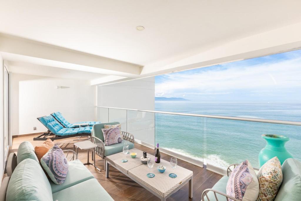 Luxury 2-Bedroom Beachfront Oasis – Two Balconies to Soak in the Views - 1