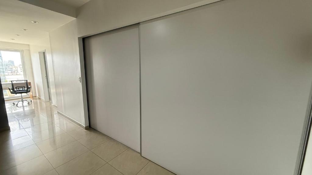 10th-floor apartment with a home desk and gym - 4