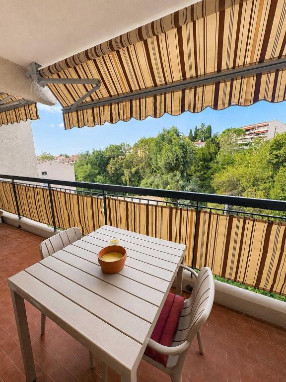 Modern 1BR with Balcony AC & Free Parking - 3