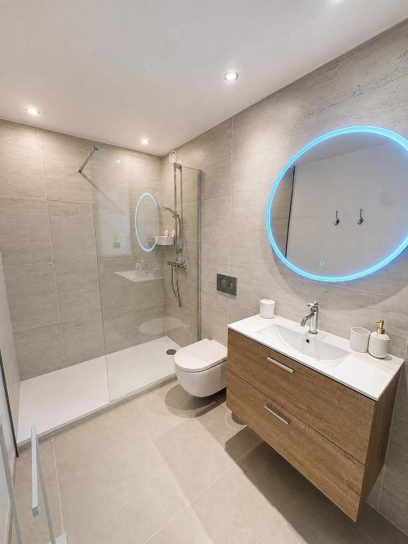 Modern 1BR with Balcony AC & Free Parking - 5