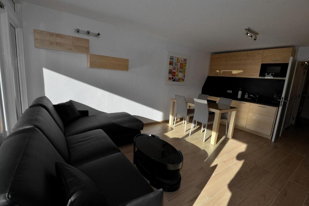 Beau studio 36 m2 pour 4 personnes - refait à neuf - centre station - 3