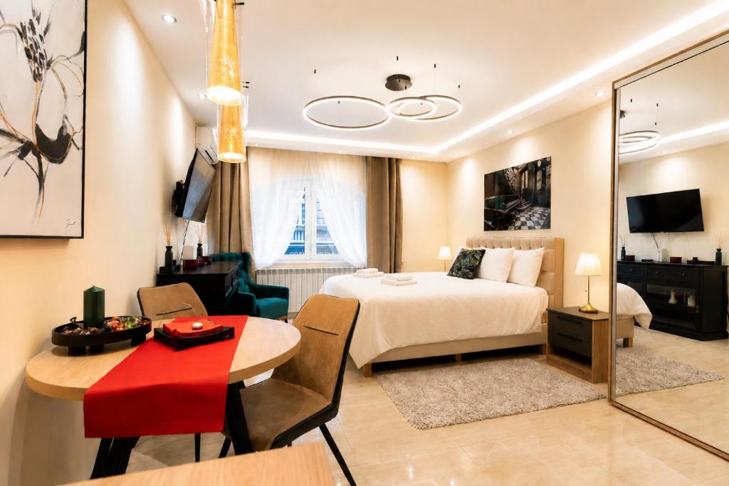 Royal Queen Apartment - 1