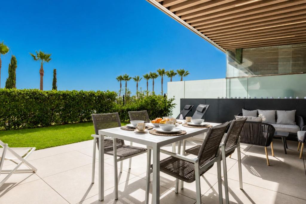 LolaBeachfront - Indoor Heated Pool & Spa - Premium Gym - Private Garden - 5 min Train to Airport - 3