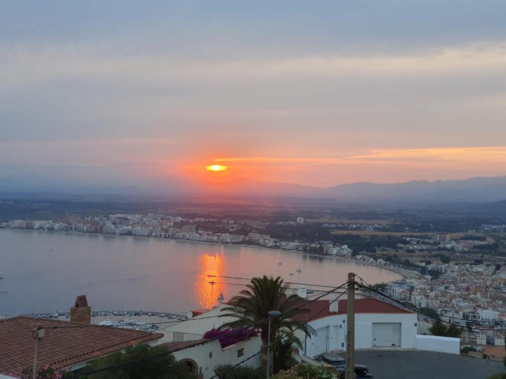 Apartamento con fabulosas vistas sobre la bahía de Roses- El Piset - 2