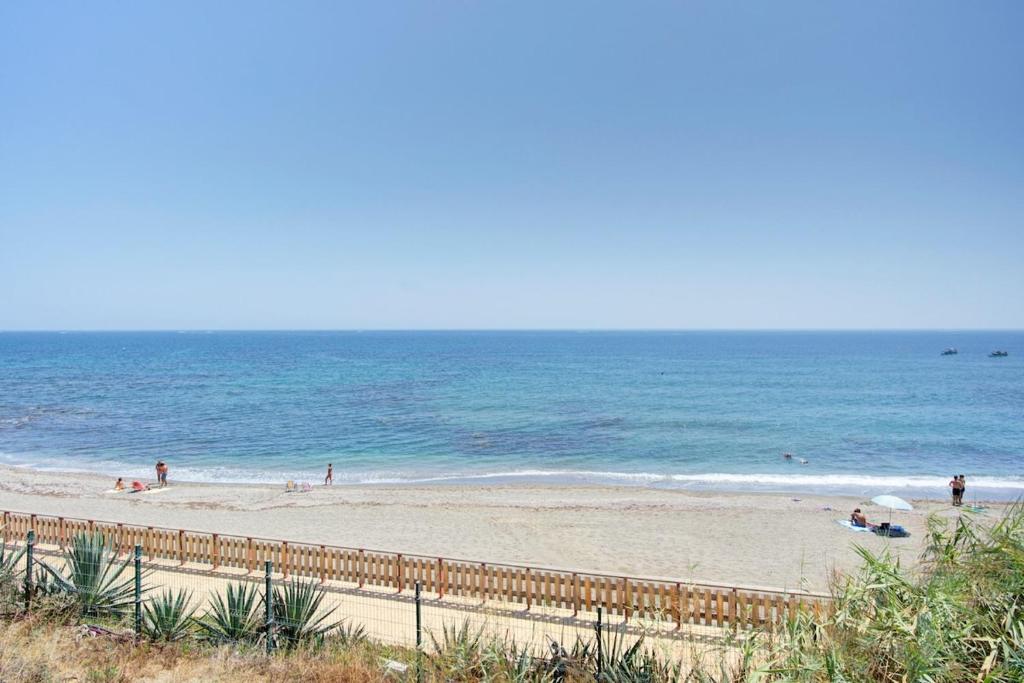 Beachfront with ocean views - 3