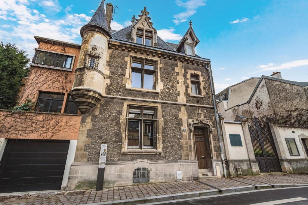 L'Arche, Maison des Tournelles #cathédralereims - 2