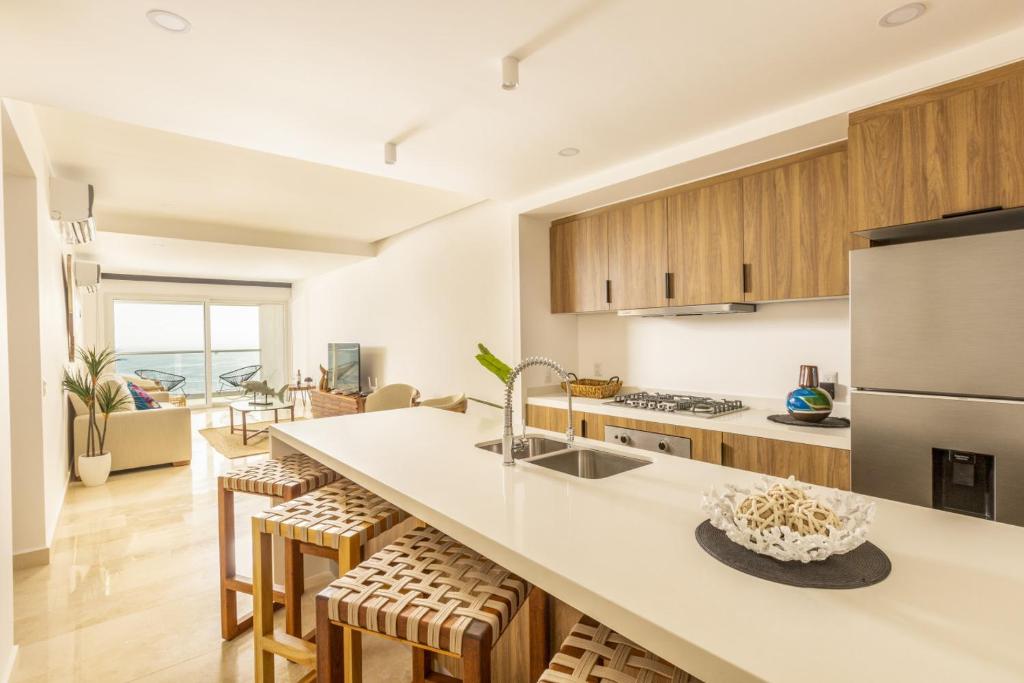 Gorgeous Full Oceanview 2-Bedroom Residence - 4