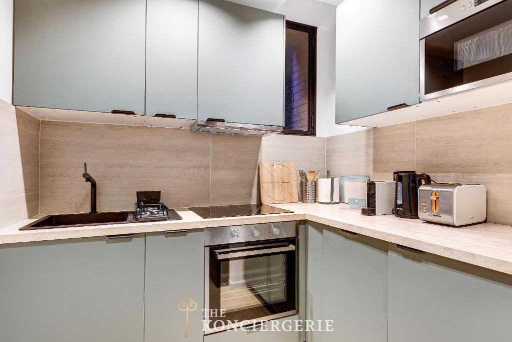 Chic Parisian Home Private Balcony Sleeps 6 - 5