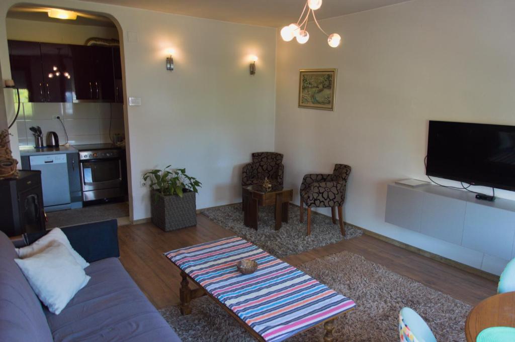 Modern 1-bedroom condo with free parking & fast WiFi - 4