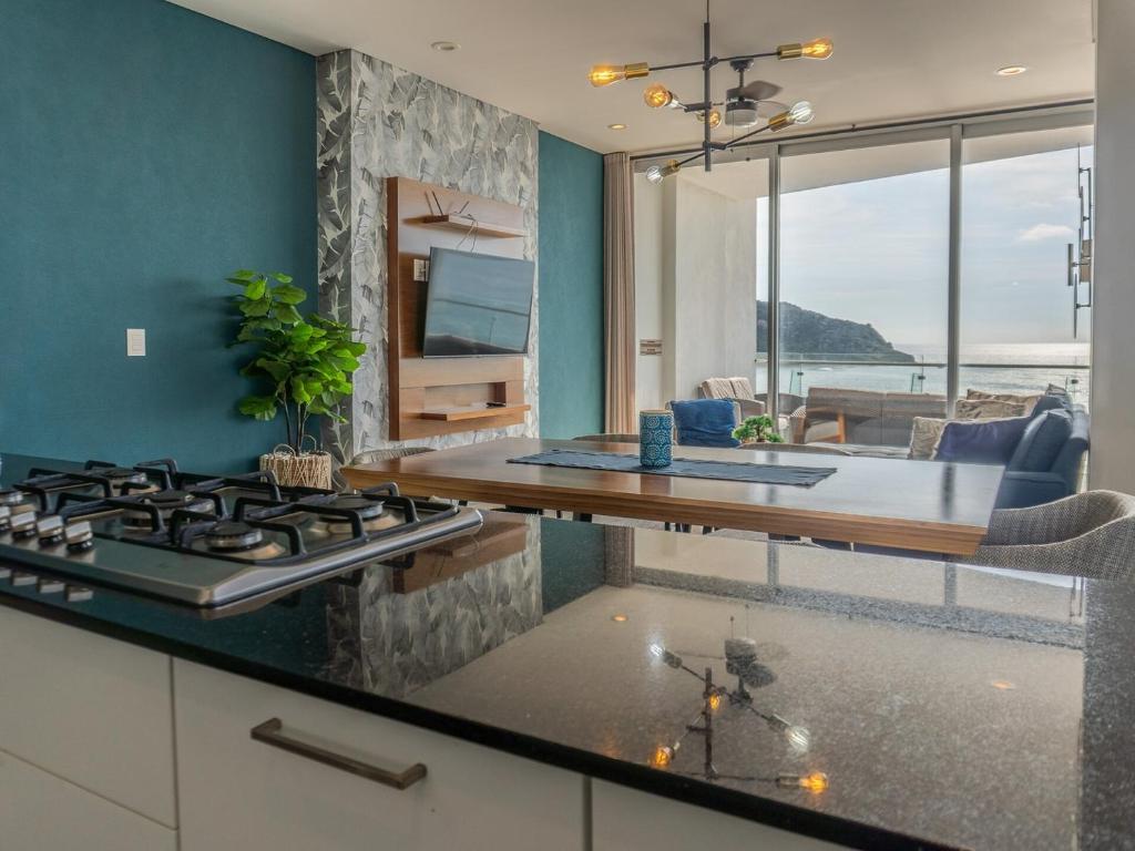 Luxury condo with ocean view and balcony - 5