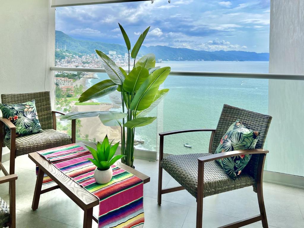 Vista Azul Sleek beachfront 1-bedroom condo with stunning bay views - 4