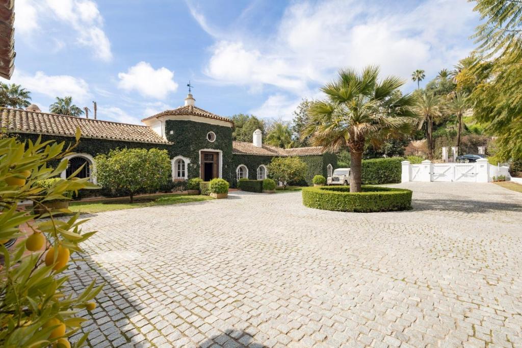 Almendral Villa Exclusive Marbella Hill Club Estate by Domvia - 3