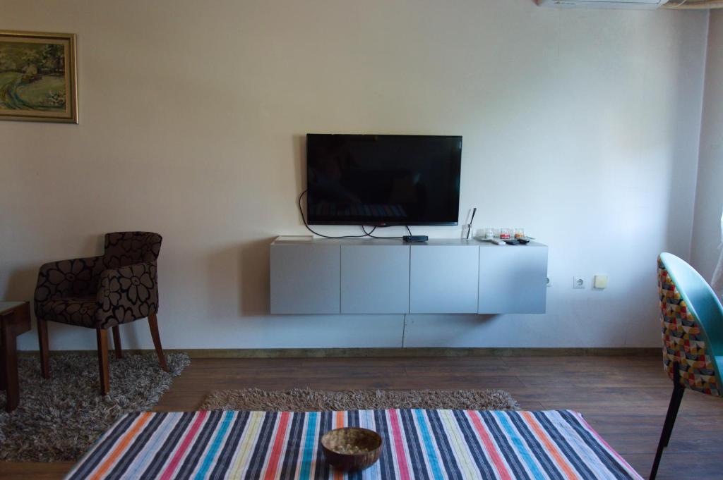 Modern 1-bedroom condo with free parking & fast WiFi - 3