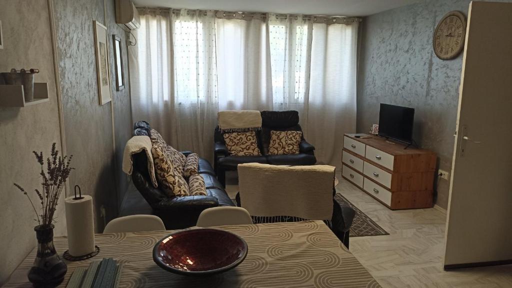 Jela - Spacious Two-Bedroom Apartment near City Center with Free Parking & Wi-Fi - 4