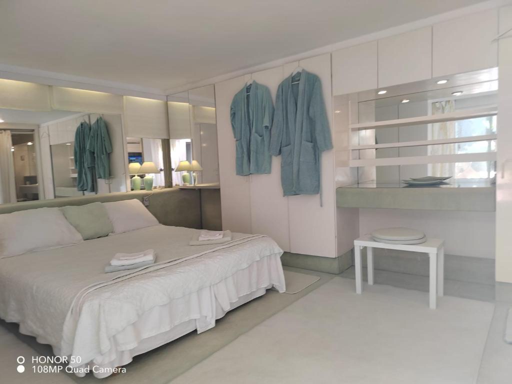 Dans Villa Californienne privée, Un rez-de-jardin 5 chambres avec un Living-dortoir, une cuisine et Privatisation de la piscine et pool house 85 M2 et Tennis terre battue - 2