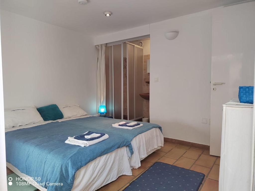 Dans Villa Californienne privée, Un rez-de-jardin 5 chambres avec un Living-dortoir, une cuisine et Privatisation de la piscine et pool house 85 M2 et Tennis terre battue - 3