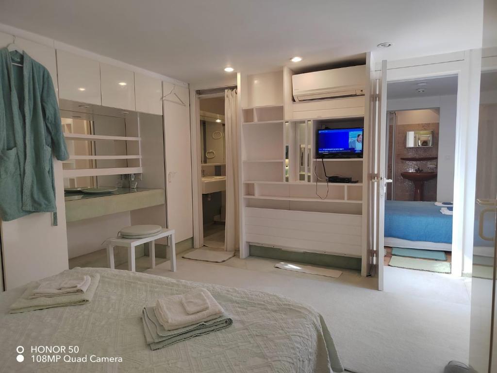 Dans Villa Californienne privée, Un rez-de-jardin 5 chambres avec un Living-dortoir, une cuisine et Privatisation de la piscine et pool house 85 M2 et Tennis terre battue - 5