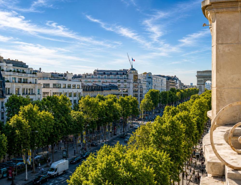 III Champs Elysees - Eiffel Tower & Arc de Triomphe - 5