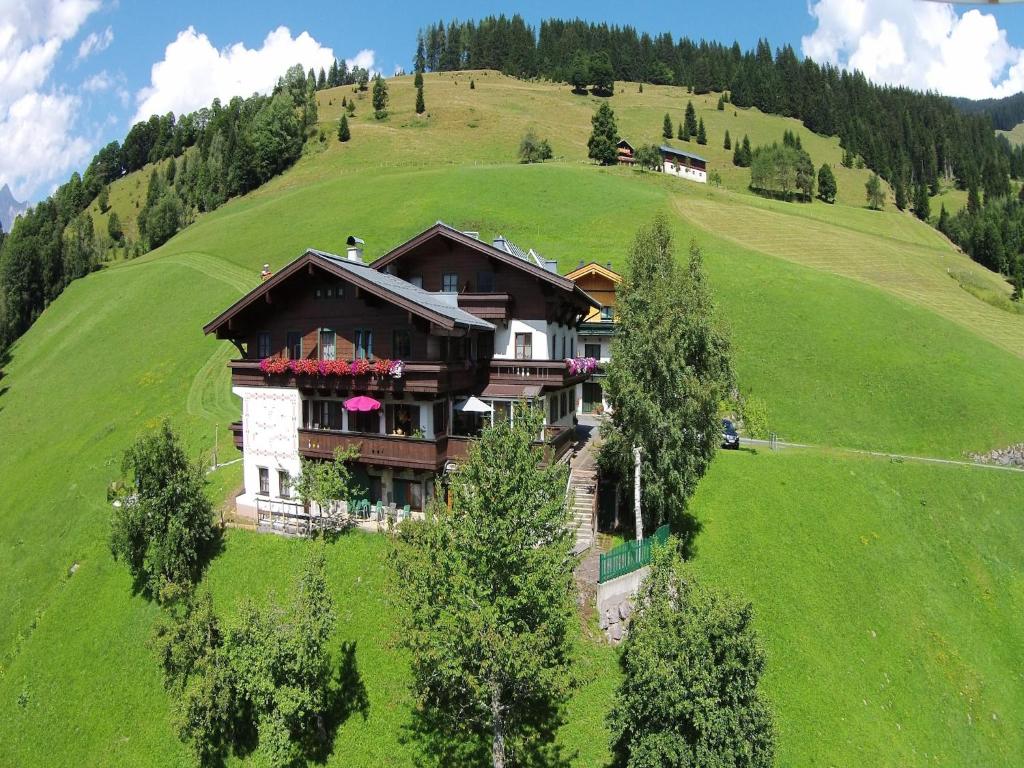Cozy holiday apartment with balcony near ski slope - 1