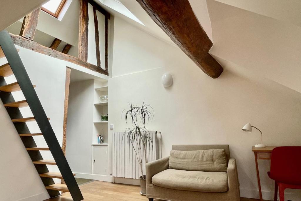Marais 4e Appartement sous les toits avec mezzanine par Mey Agency - 1