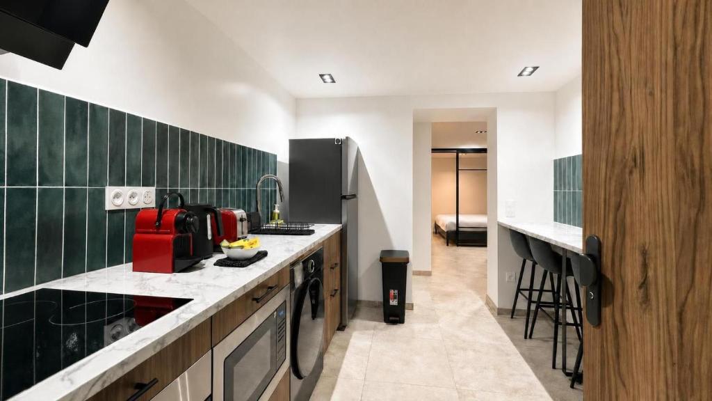 Modern 2 Bedroom Apartment in Vibrant Paris 11 - 4