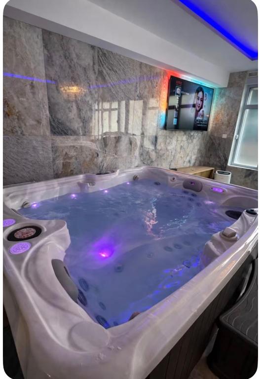 Golden Love - Jacuzzi - 2