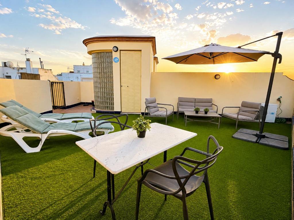 EXCLUSIVE TRIPLEX WITH PRIVATE TERRACE - 3