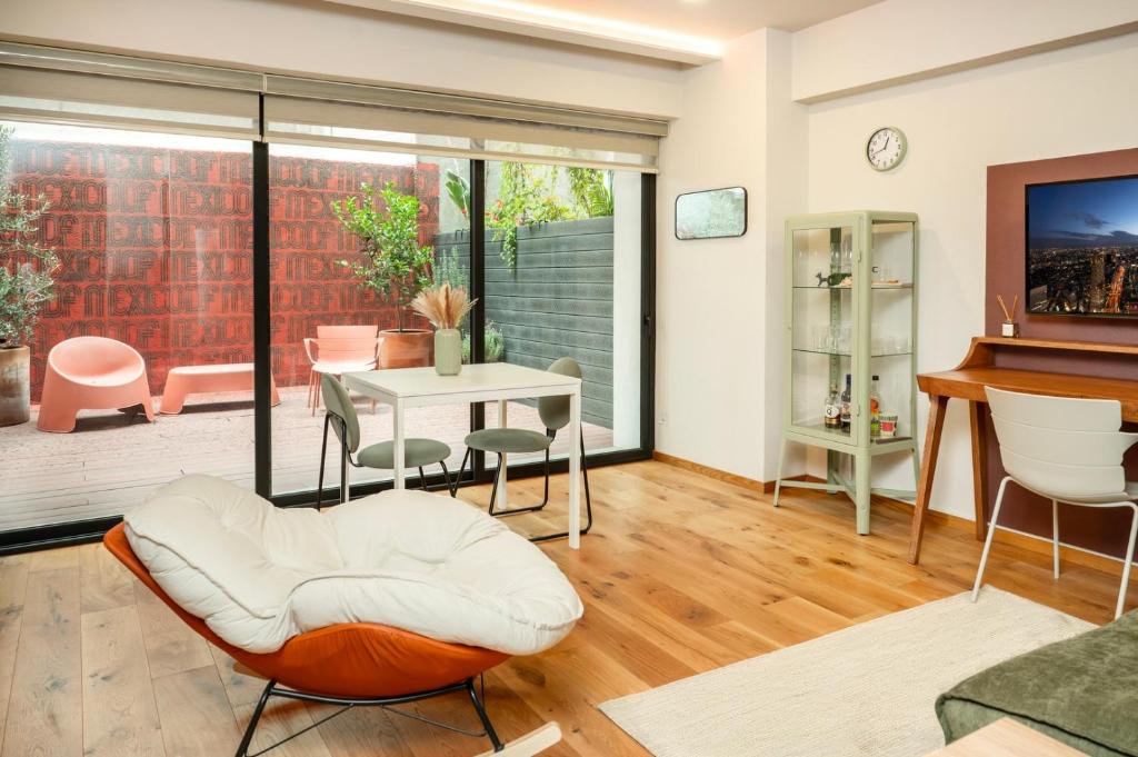 Modern Escape in Vibrant Roma Norte - 4