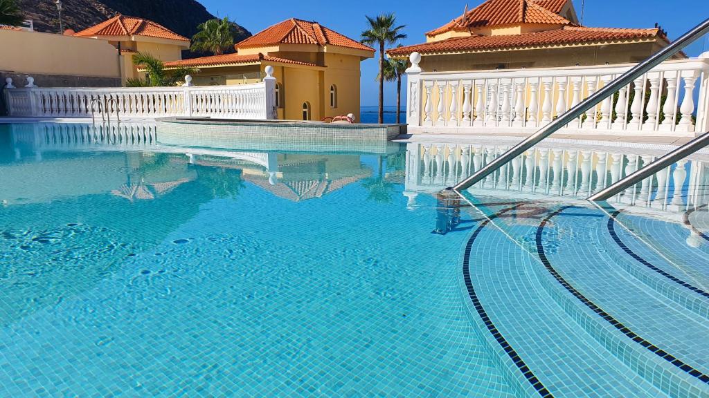 Grand Villa Blue Horizon in Los Cristianos, Ocean-Facing, Private Garden and Parking, 5 BR - 4