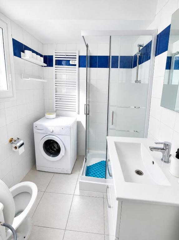 1 min from the beach and Promenade 4 people, clim - 5
