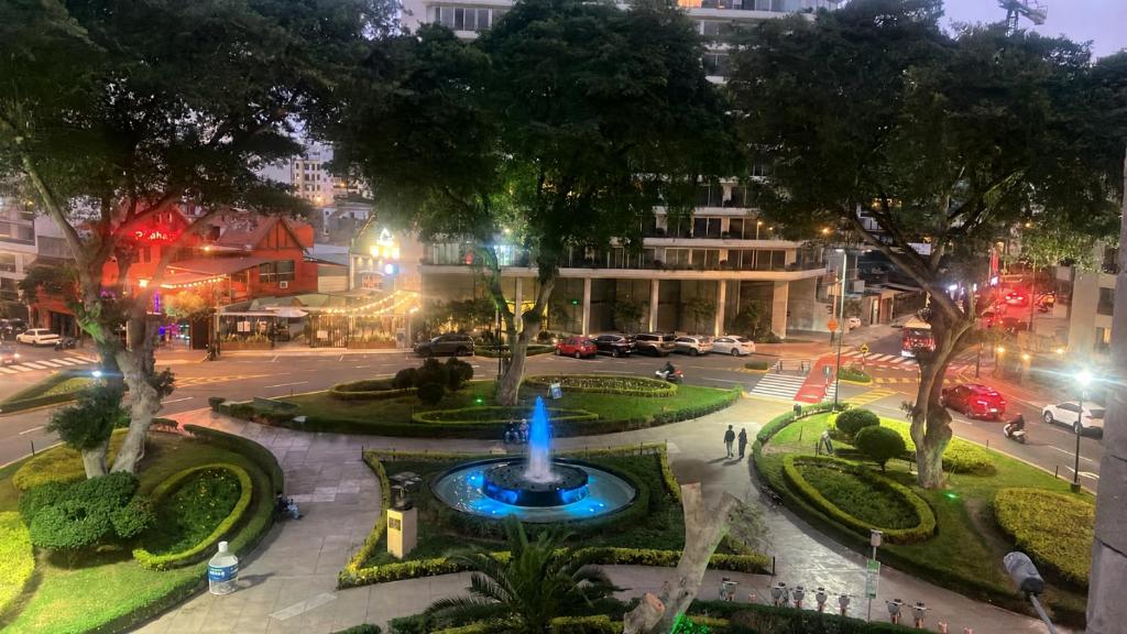 Modern Miraflores 2BR Flat Park View Balcony King Bed - 4