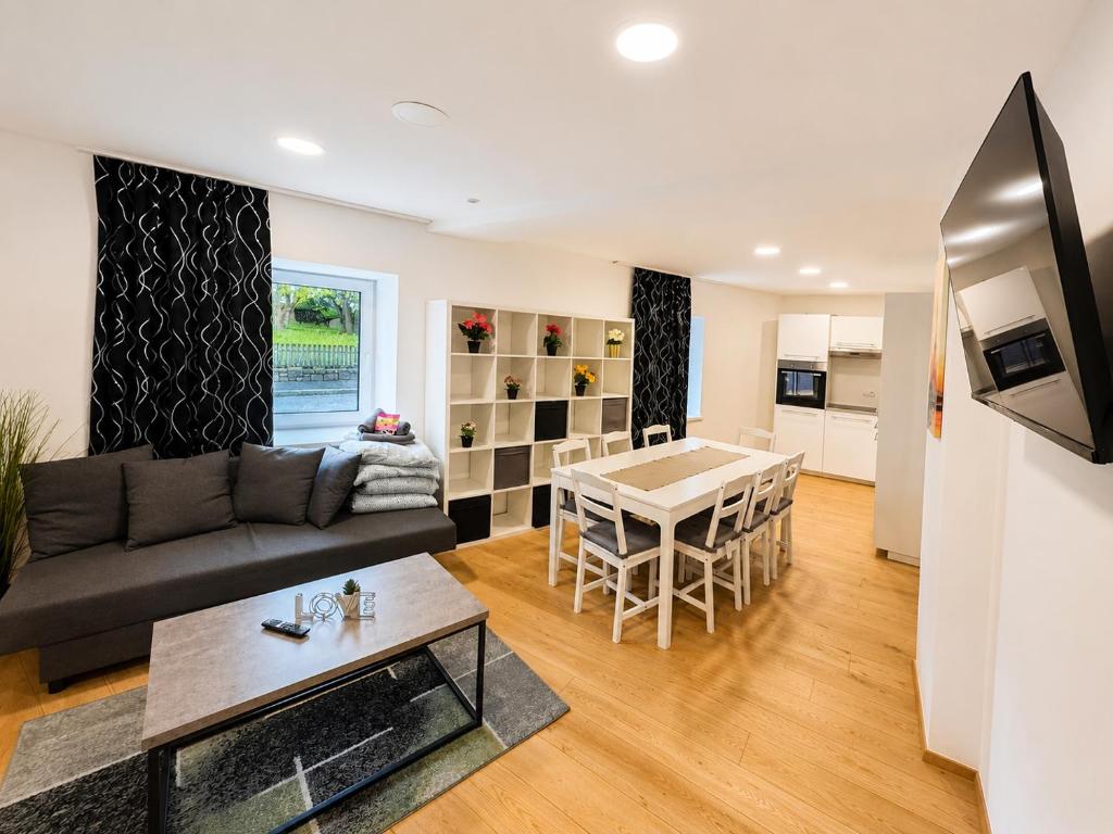 Aldrans Apartment with 3 bedrooms - 4