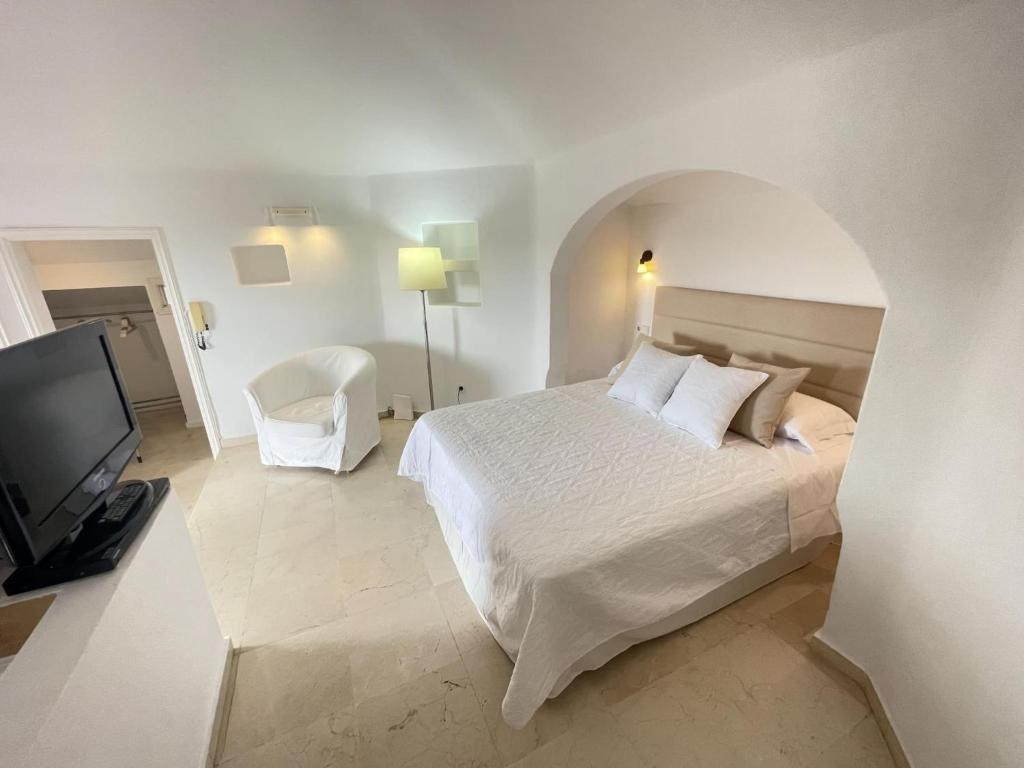 501.Serene studio with large terrace and pool - 2