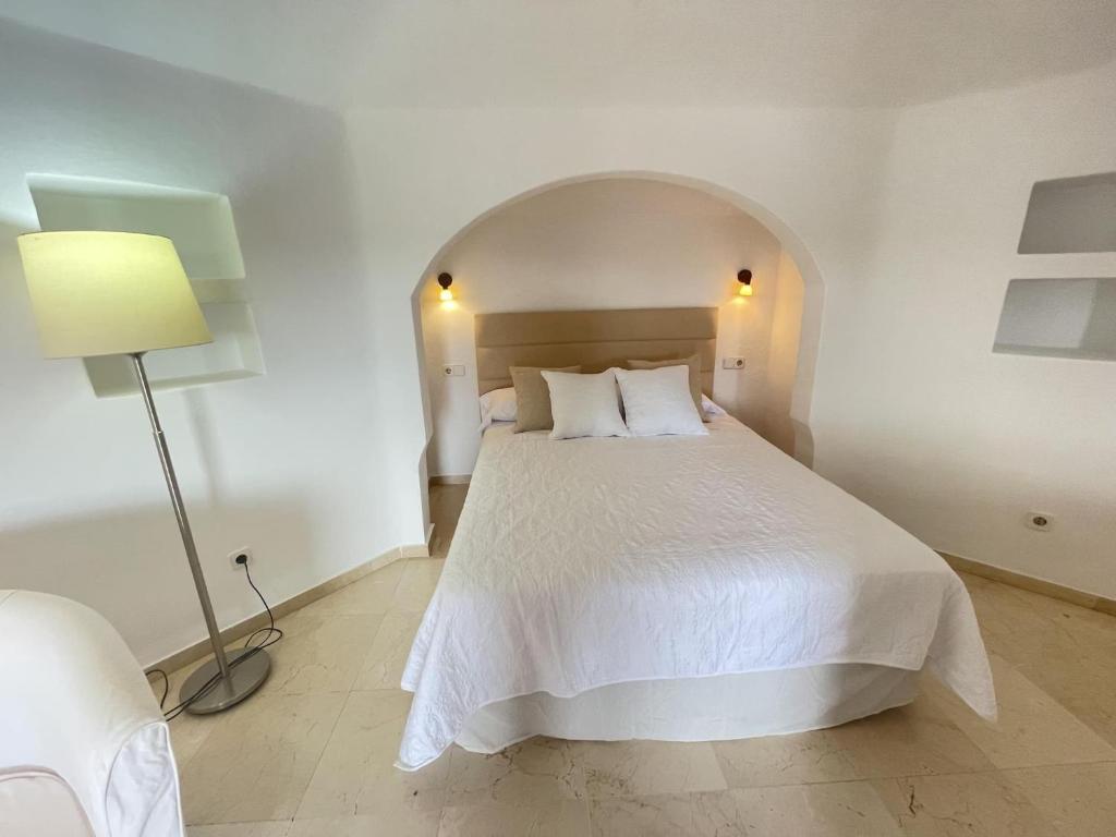 501.Serene studio with large terrace and pool - 4