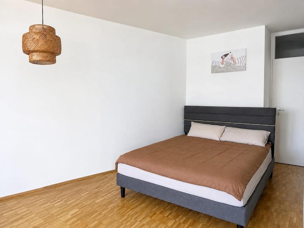 Sunny apartment 4 min away from the subway station! - 1