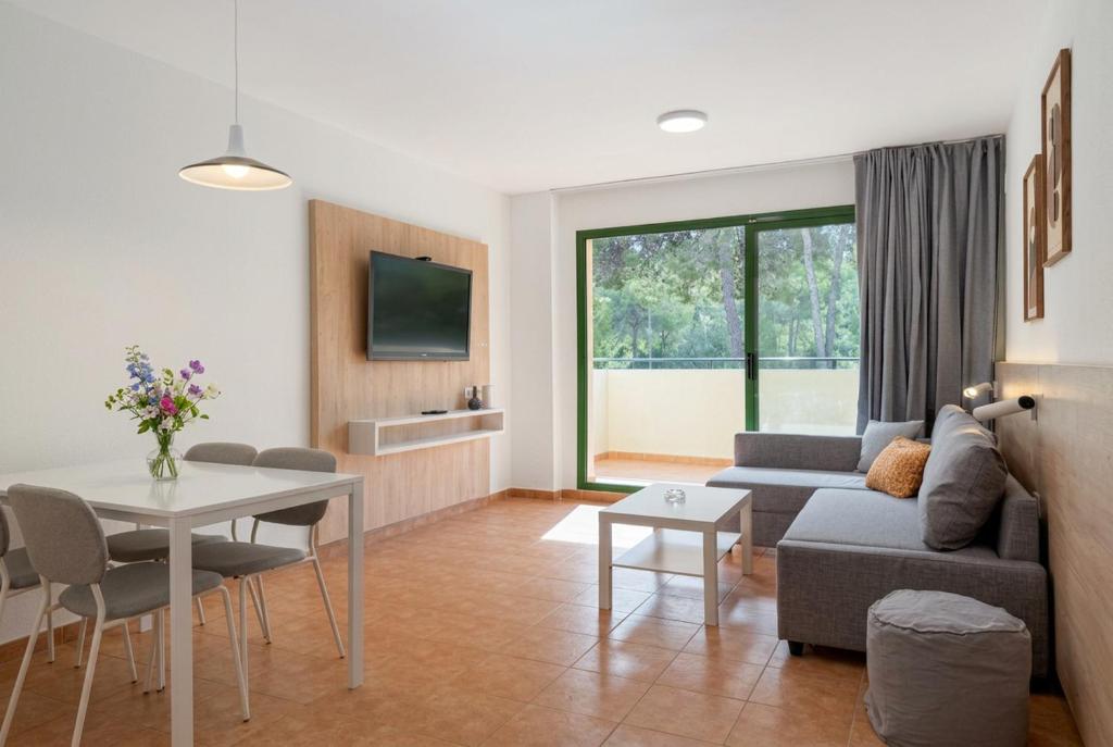 Spacious Garden View Apartment with Pool - 2