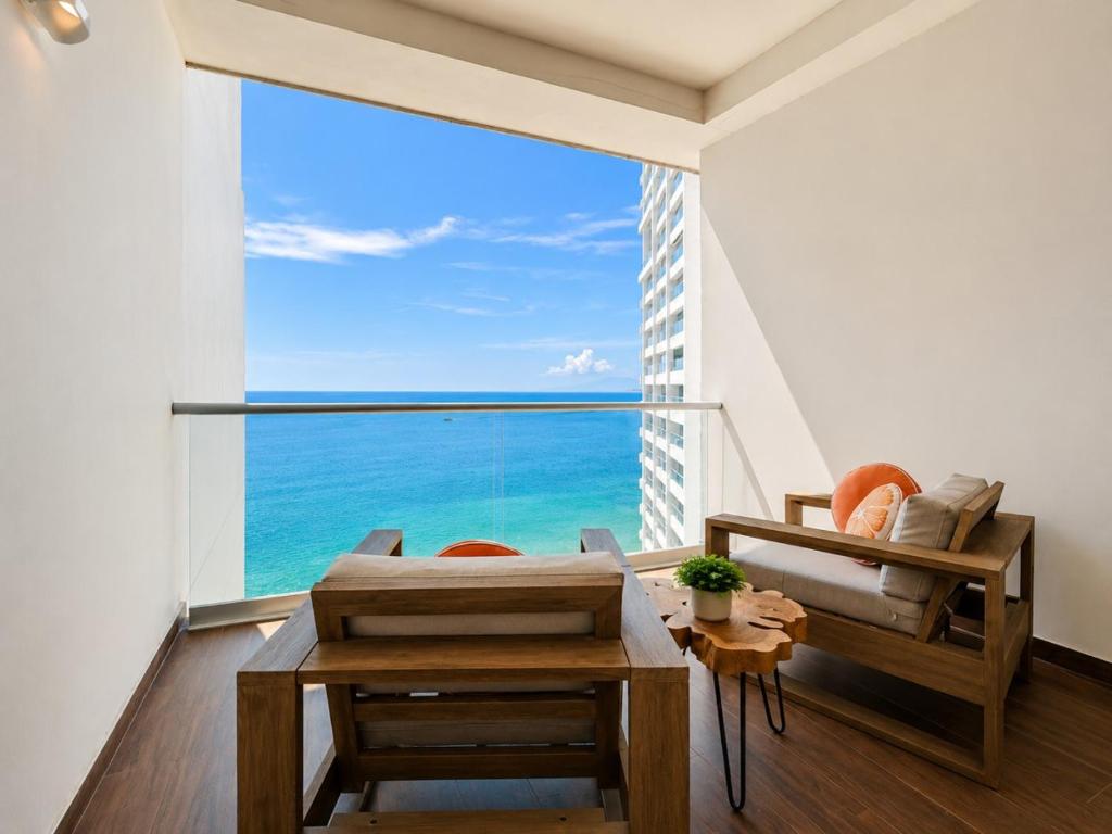 Chic Oceanfront Studio Loft Unique Art and Views - 4