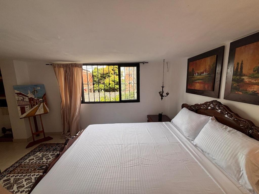 Private Colonial House in San Antonio - 3