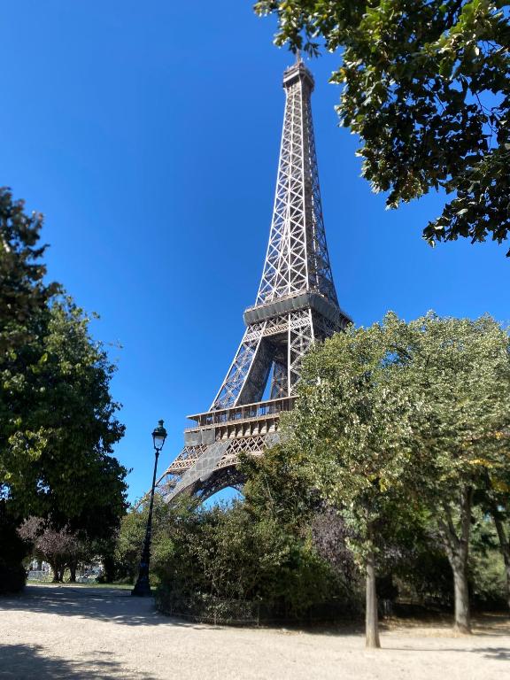 Au cœur de l'Avenue des Champs-Elysées Arc de Triomphe - 1
