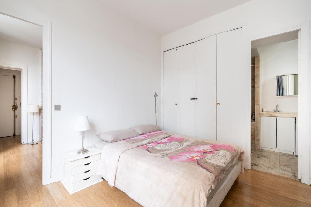 Cozy 1BDR Apartment for 4 Near Champs-Elysees - 3