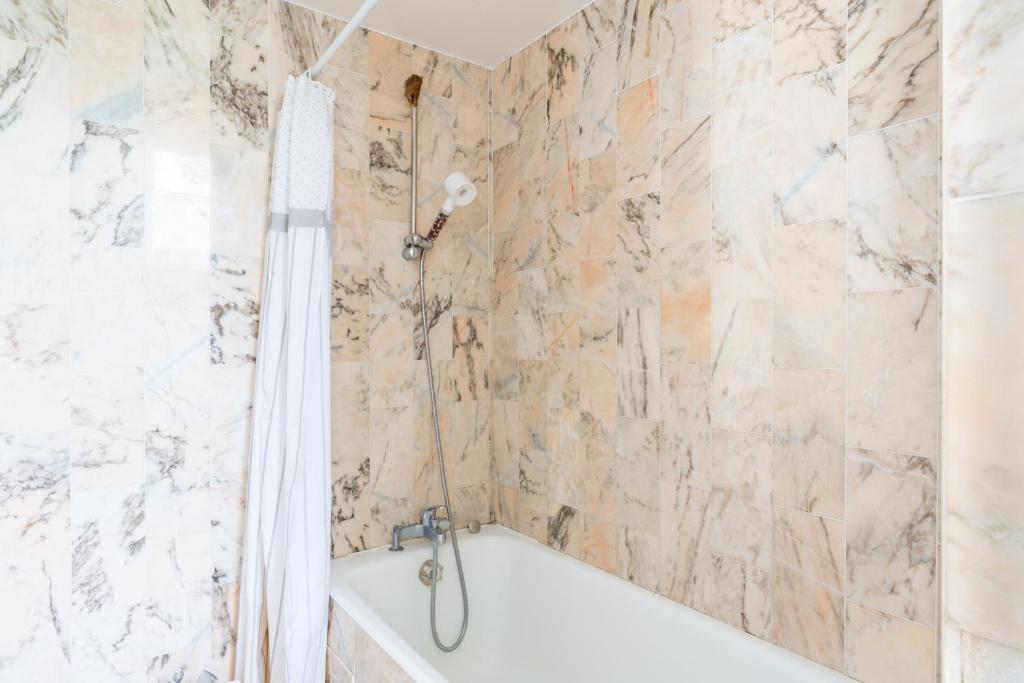 Cozy 1BDR Apartment for 4 Near Champs-Elysees - 4