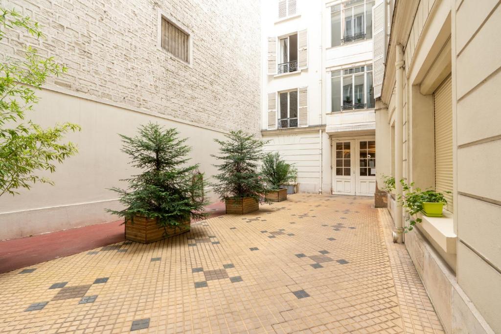 Cozy 1BDR Apartment for 4 Near Champs-Elysees - 5