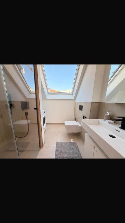 Sonnige möblierte 3-Zimmer-Dachgeschosswohnung in München - 2