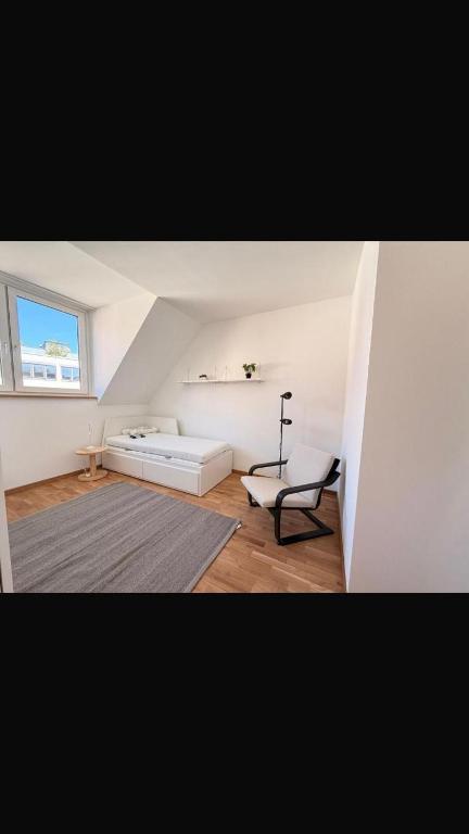 Sonnige möblierte 3-Zimmer-Dachgeschosswohnung in München - 3