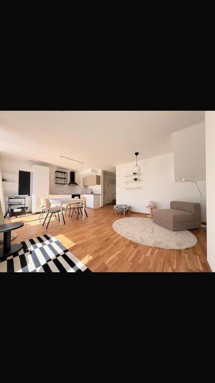 Sonnige möblierte 3-Zimmer-Dachgeschosswohnung in München - 5