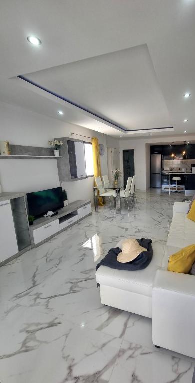 Playa Torviscas 2-Bed, 2-Bath Apartment with Pools & Jacuzzi - 3