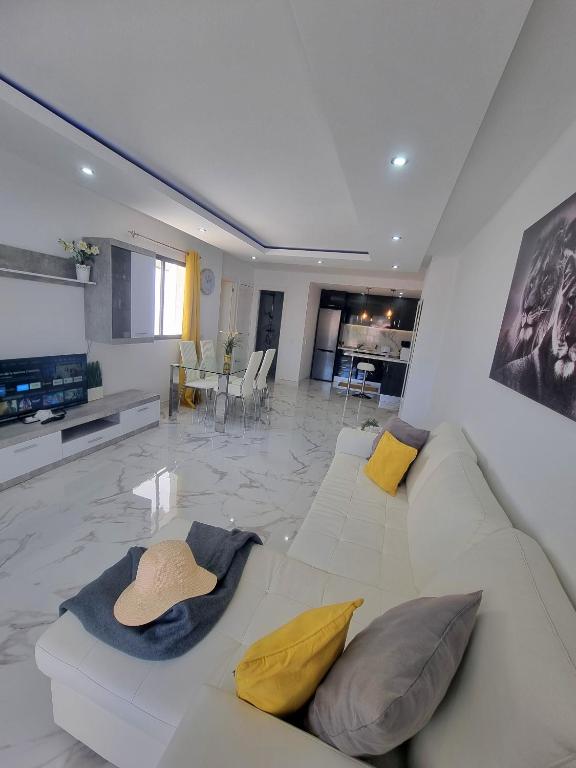 Playa Torviscas 2-Bed, 2-Bath Apartment with Pools & Jacuzzi - 5