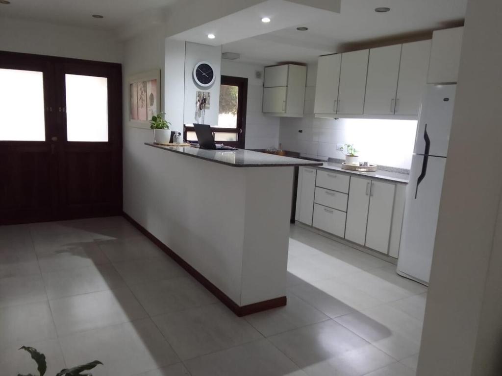 Hermosa Casa en Pinamar, con pileta al aire libre - 2