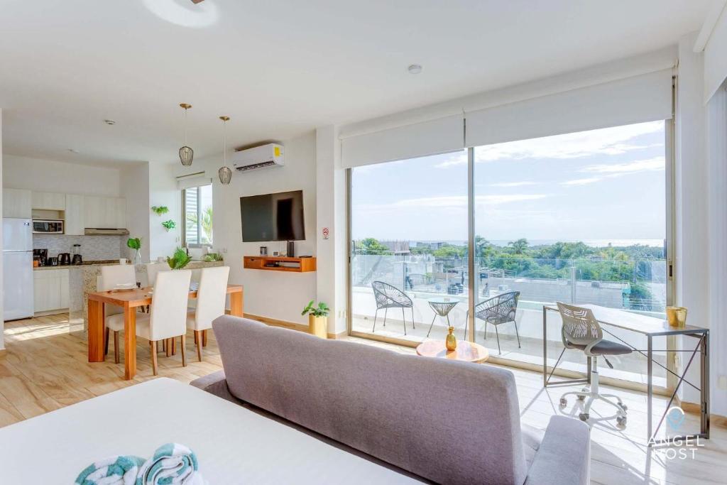 Ocean-View Studio W Gym, Pool & Balcony - 2